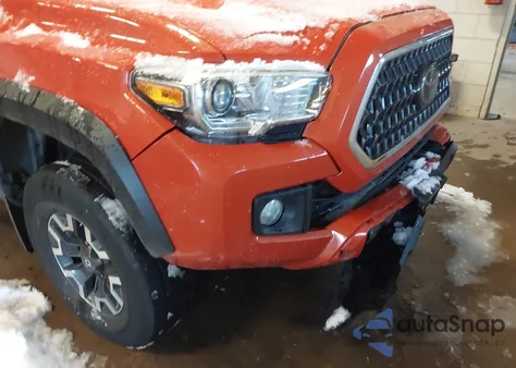 2018 Toyota Tacoma Trd Off Road z USA, uszkodzony, nr VIN 5TFCZ5AN6JX122073